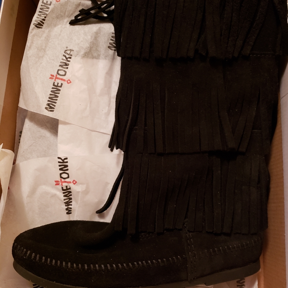 NIB Minnetonka 3-Layer Fringe Boots - Picture 4 of 4